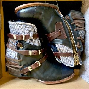 Freebird CRUE, booties, Size 8, Adjustable straps
